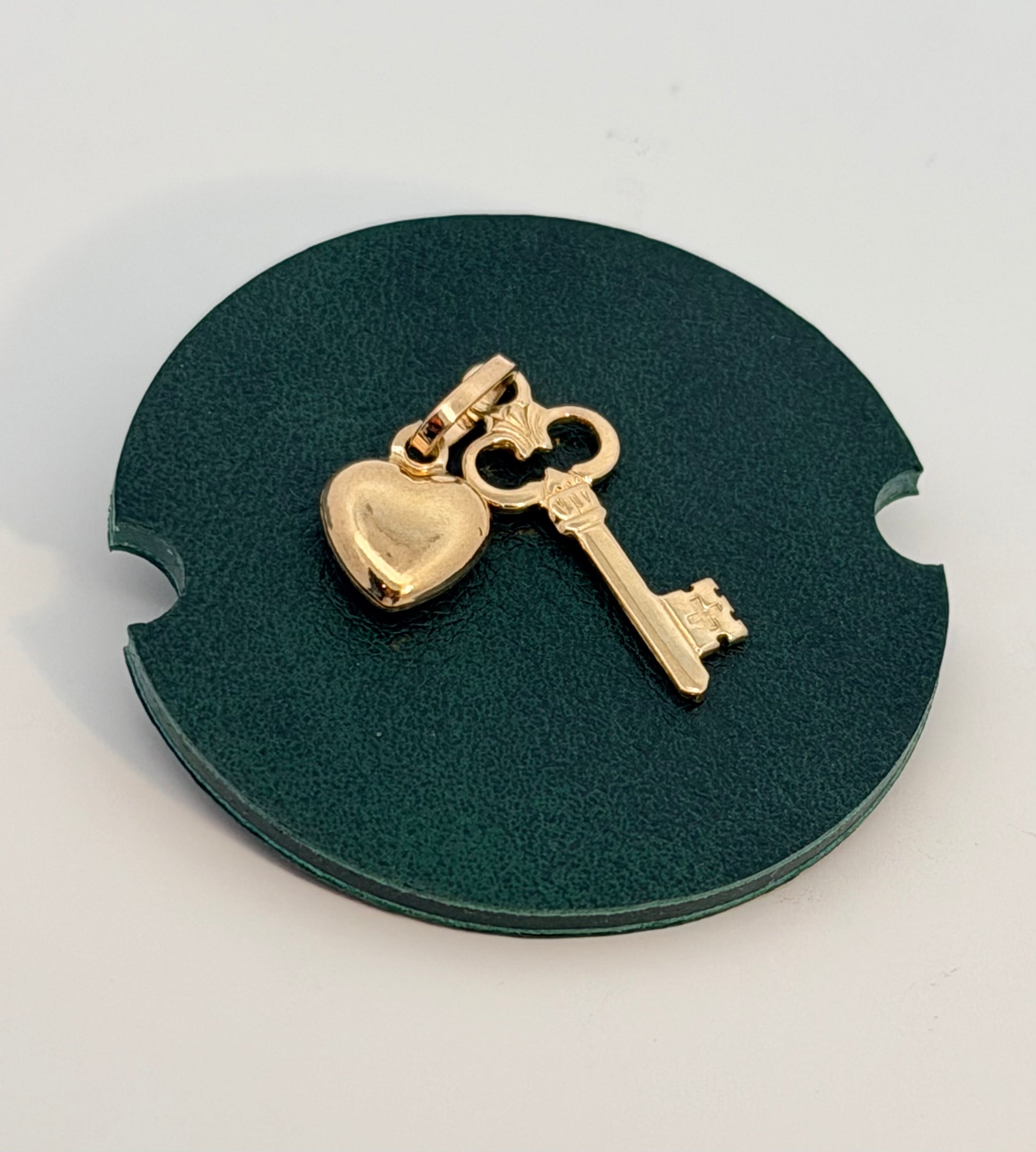 Dije de corazón y llave en oro amarillo 14k