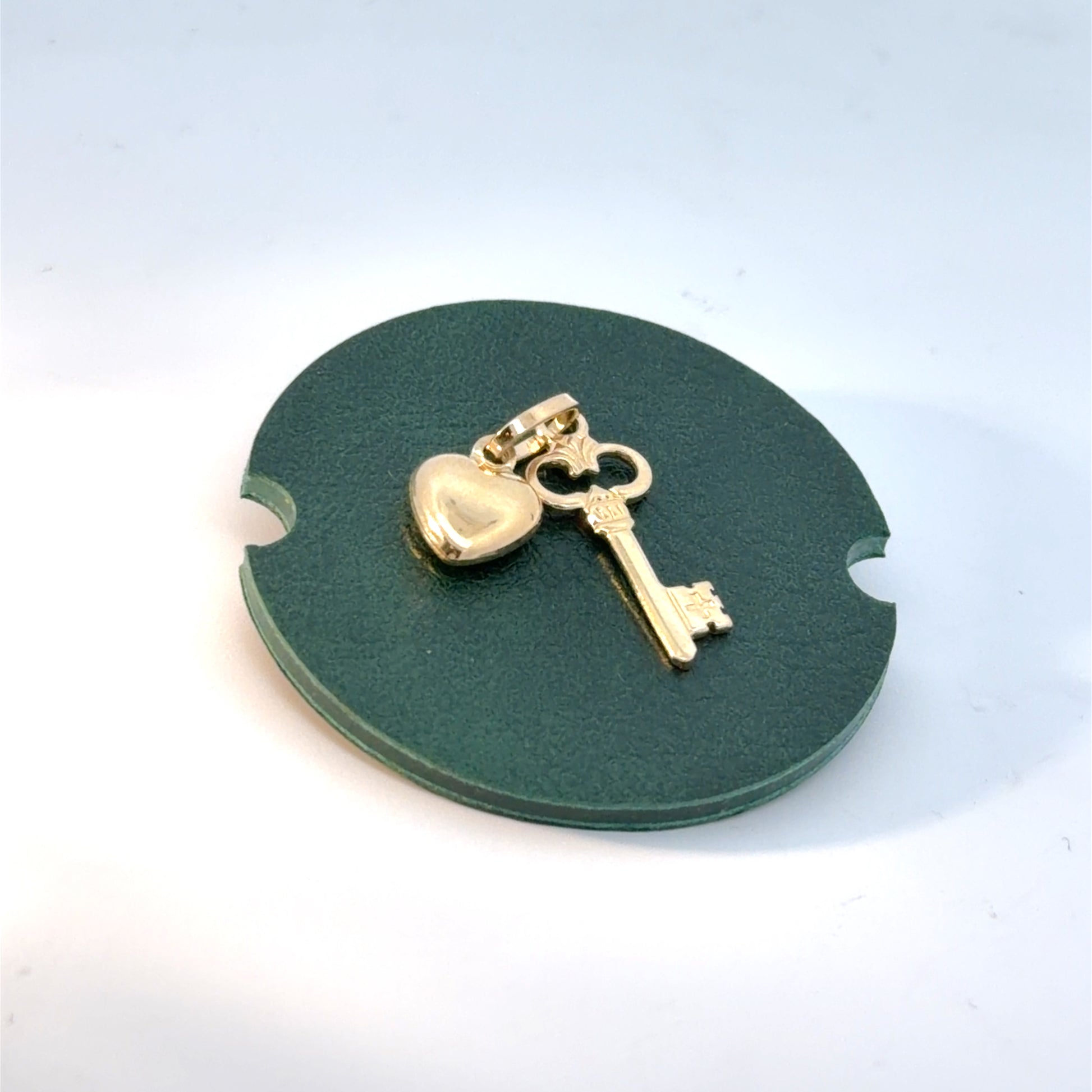 Dije de corazón y llave en oro amarillo 14k