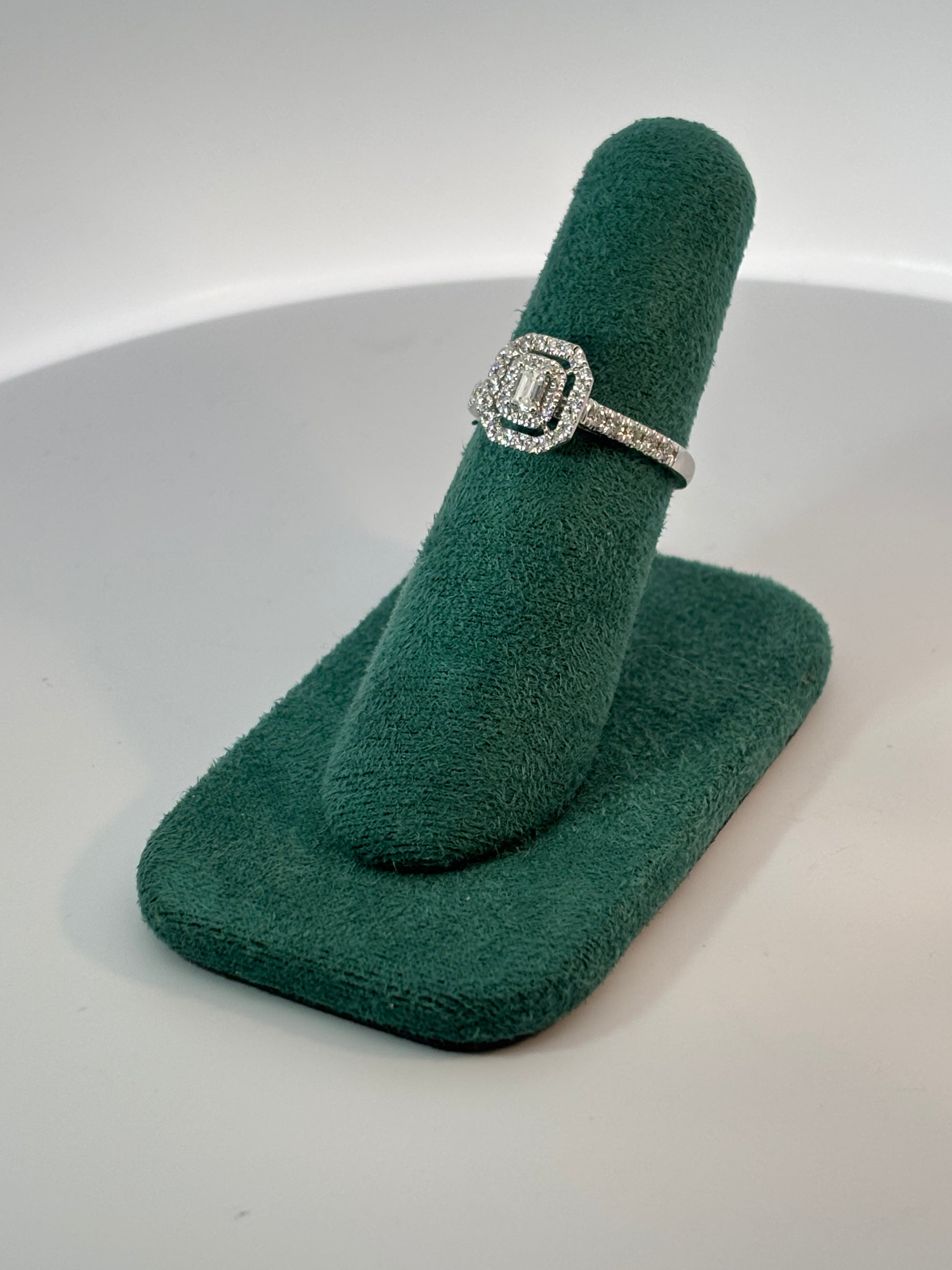 Anillo de Oro Blanco 14 Kilates con Diamantes Naturales