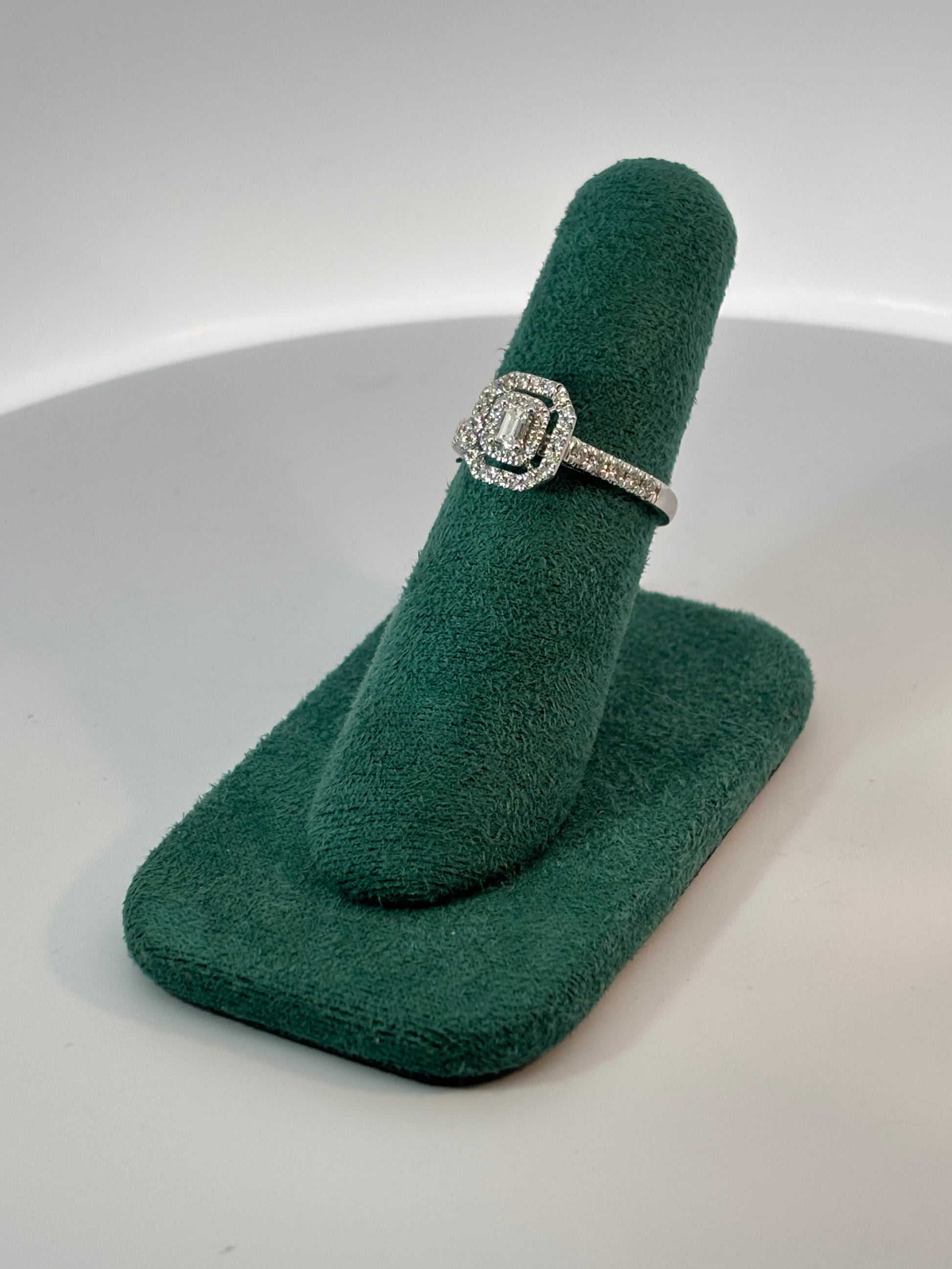 Anillo de Oro Blanco 14 Kilates con Diamantes Naturales