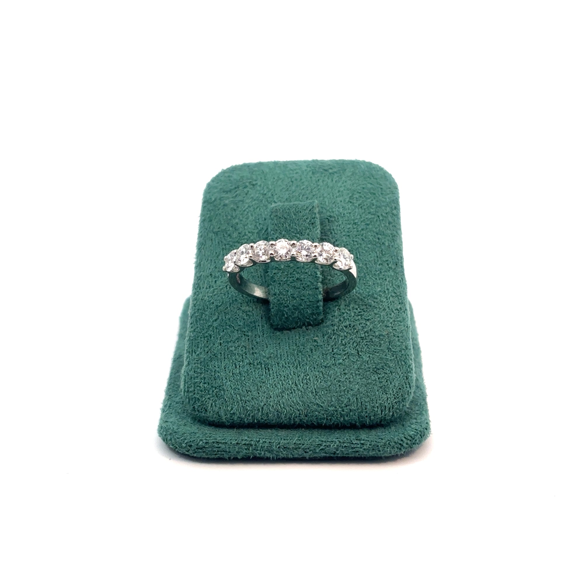 Anillo en platino con diamantes naturales
