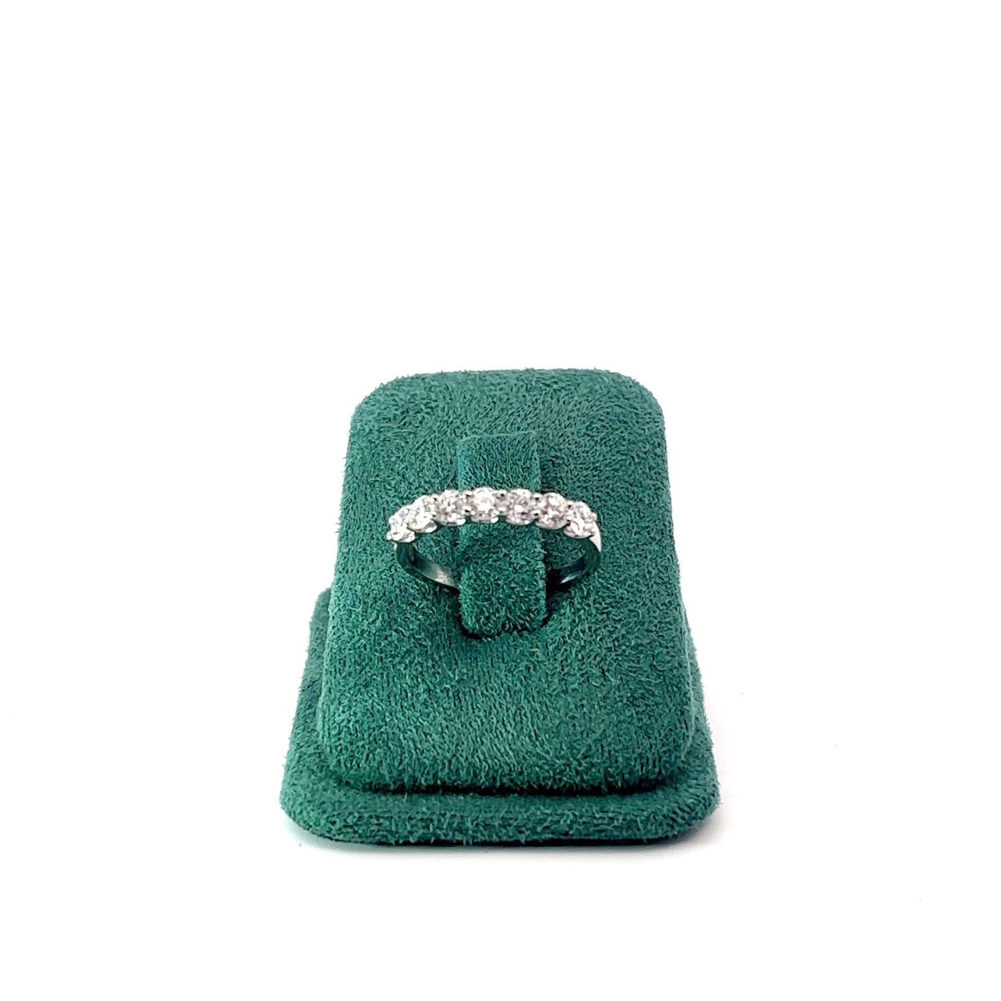 Anillo en platino con diamantes naturales