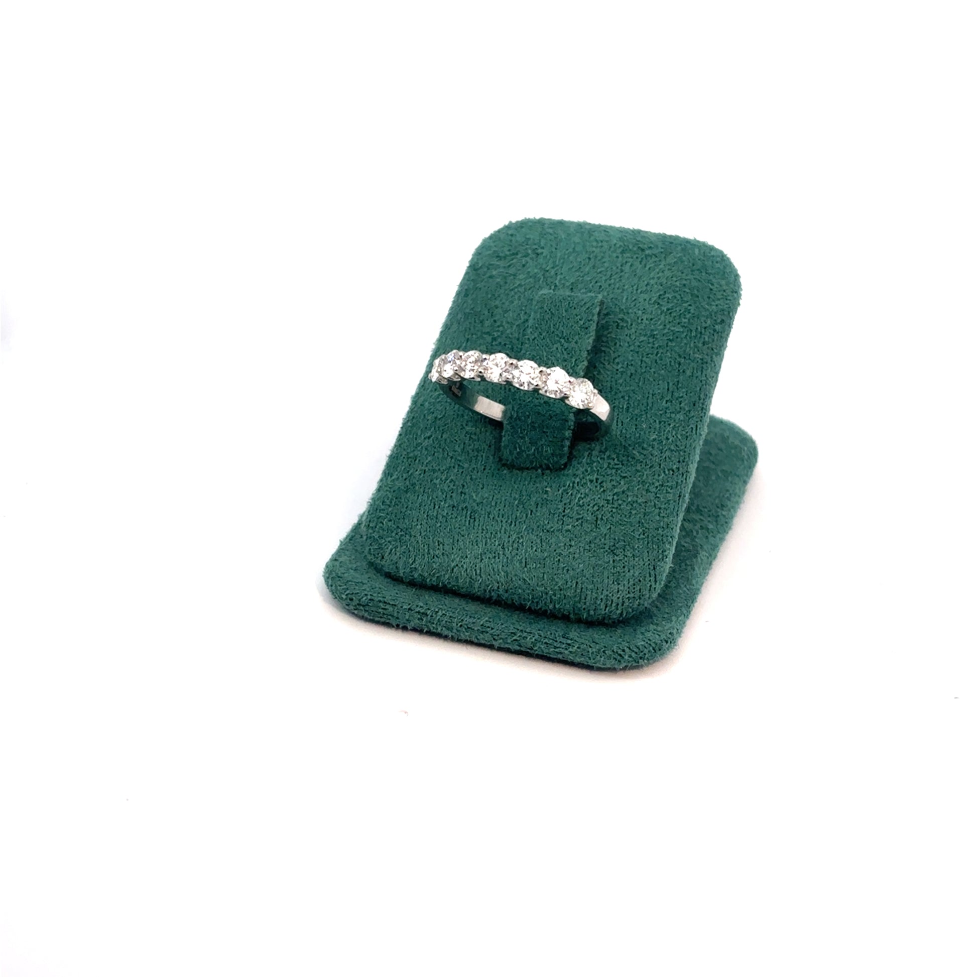 Anillo en platino con diamantes naturales
