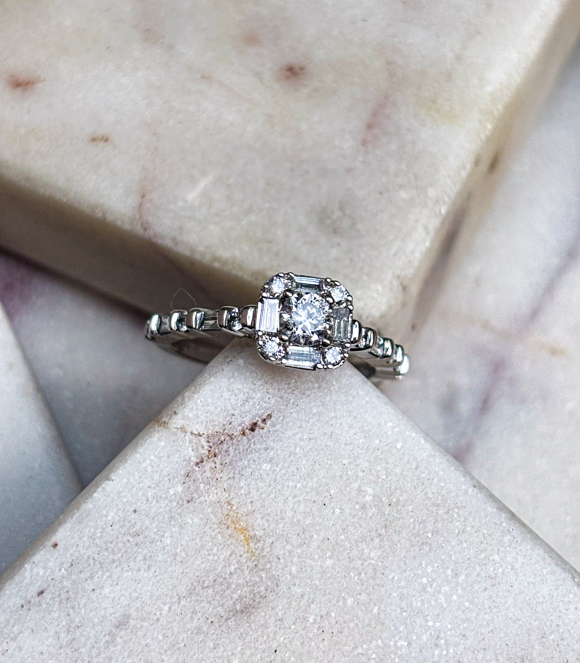 Anillo de oro blanco 14k con diamantes naturales