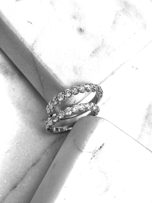 Anillo de media churumbela en oro blanco de 14k con .75 cts de diamantes naturales