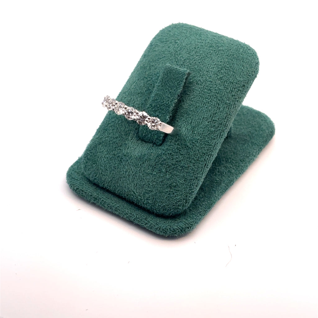 Anillo en platino con diamantes naturales