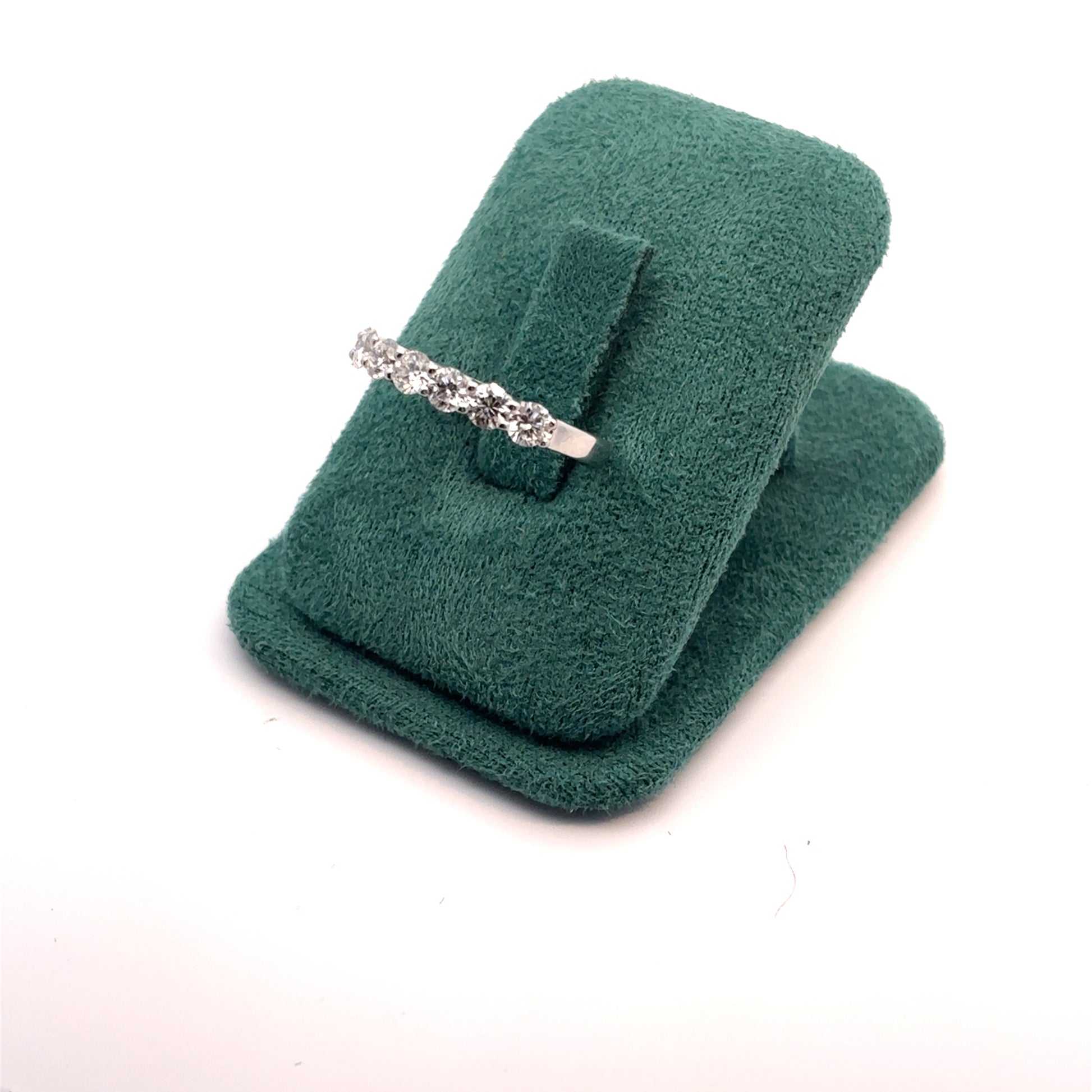 Anillo en platino con diamantes naturales