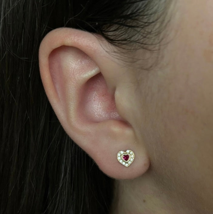 Broquel coreano "corazon" oro 10k con Zirconia Suiza