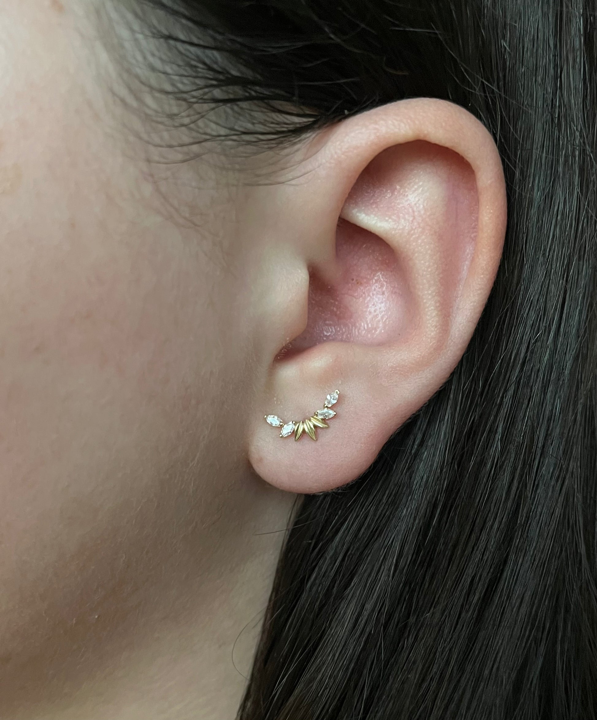 Broquel de oro 10k con Zirconia Suiza