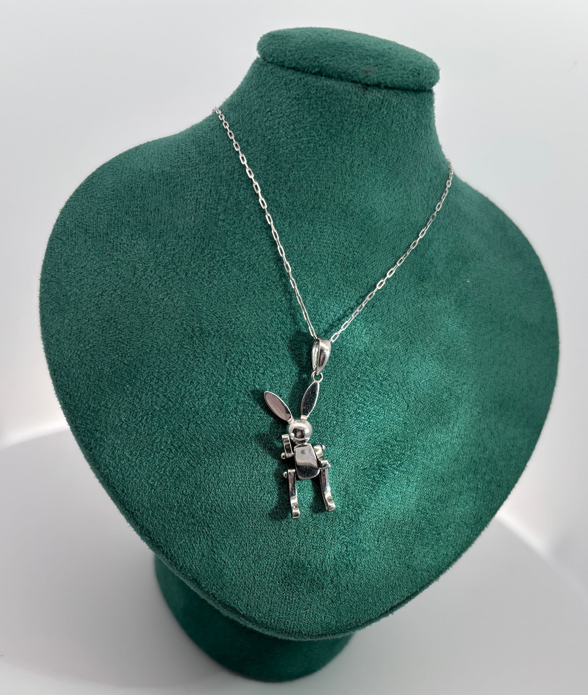 Collar con dije "conejo lego" con movimiento oro blanco 14k