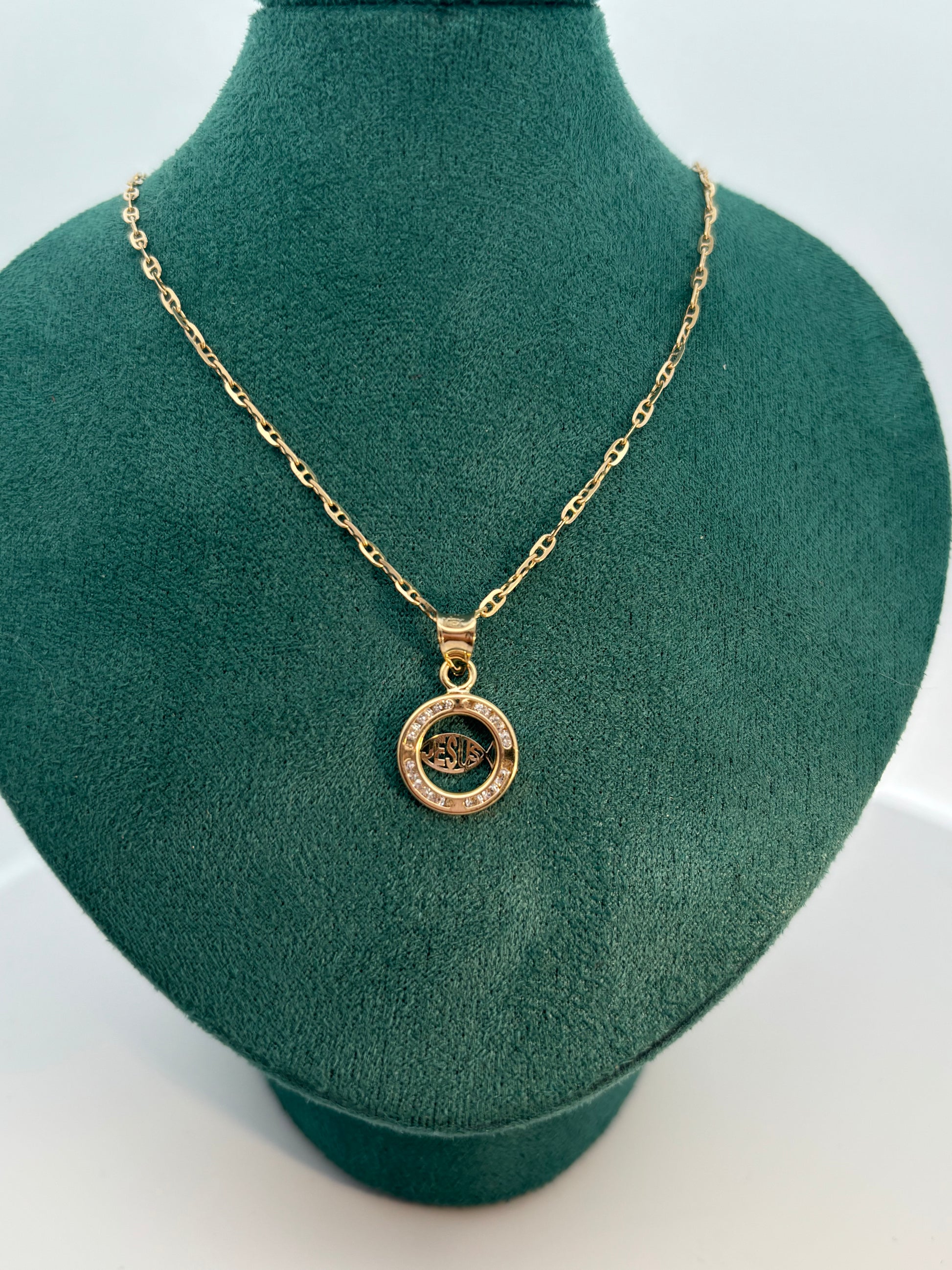 Collar con medalla "Jesus" en oro 10k con Zirconia Suiza