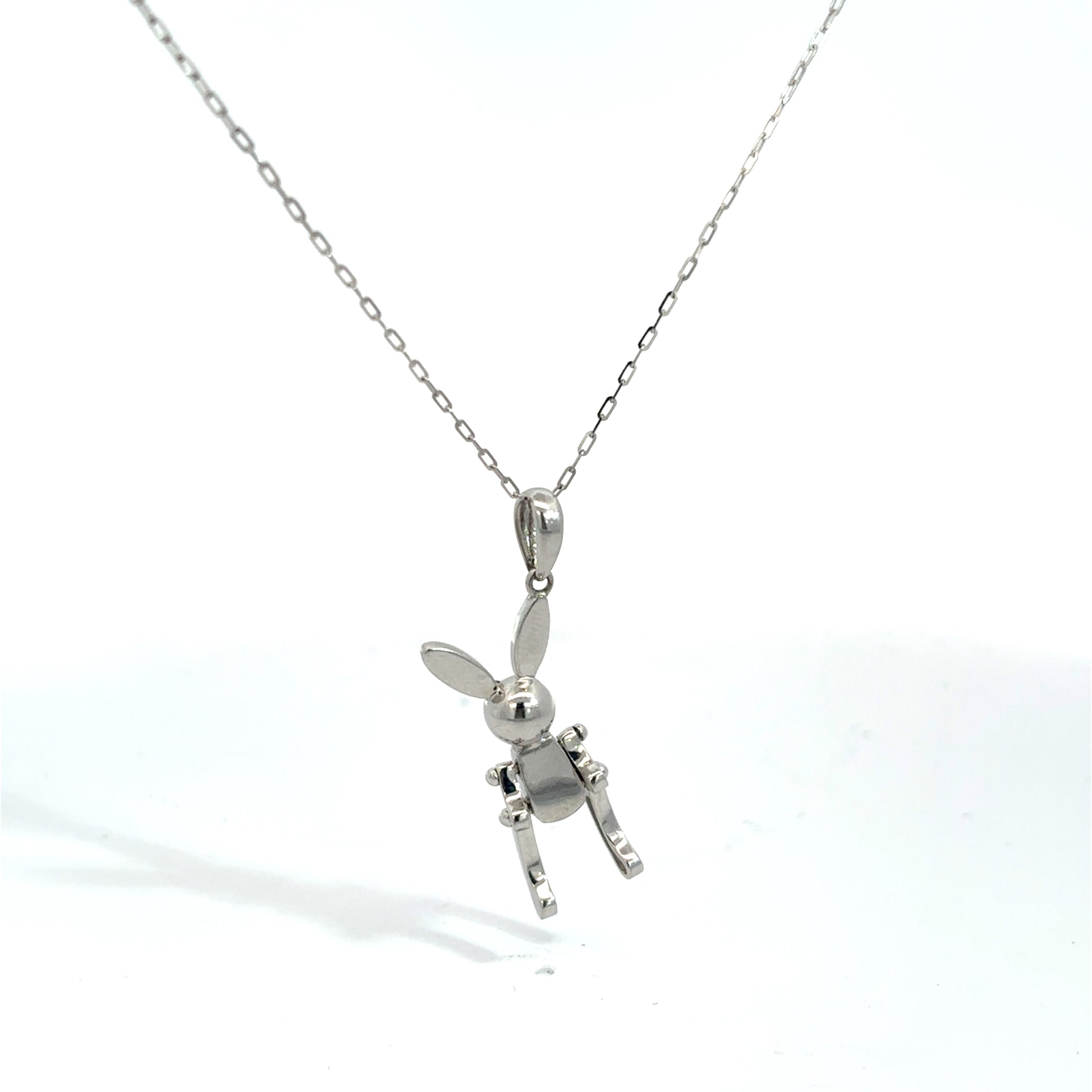 Collar con dije "conejo lego" con movimiento oro blanco 14k
