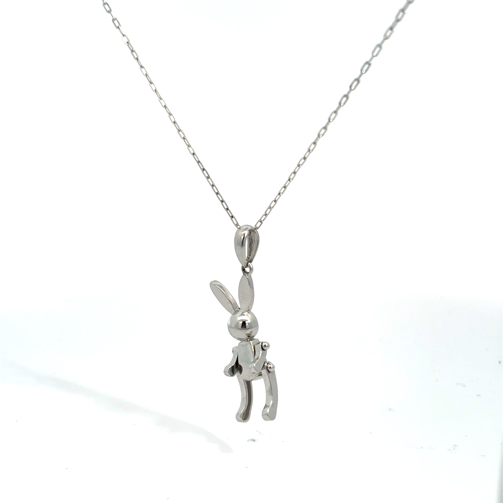 Collar con dije "conejo lego" con movimiento oro blanco 14k