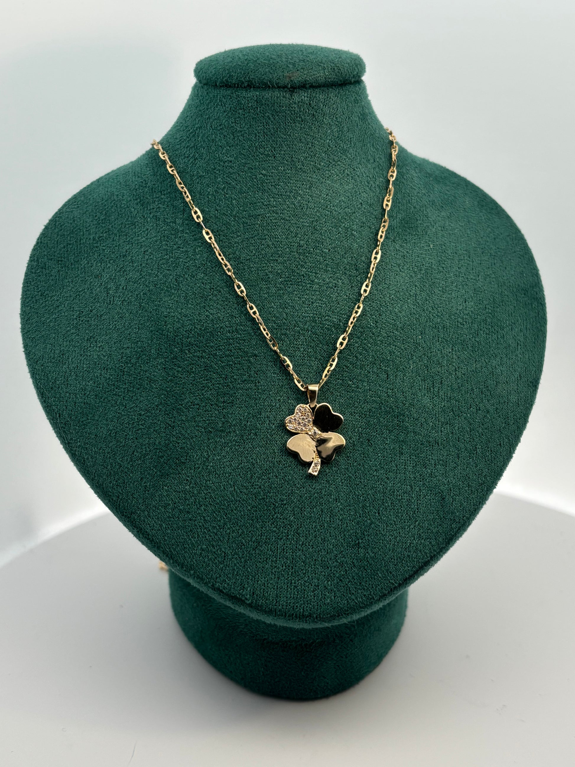 Collar con dije "trébol" en oro 10k