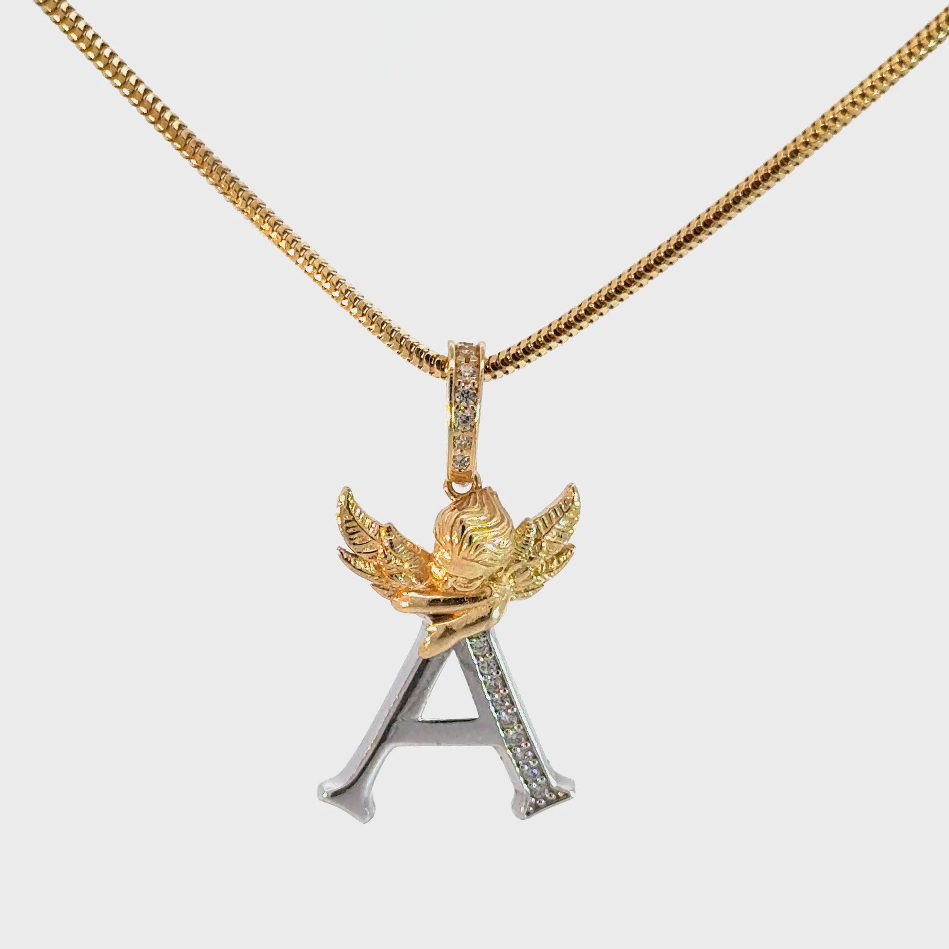 Dije letra "A" en oro 10k