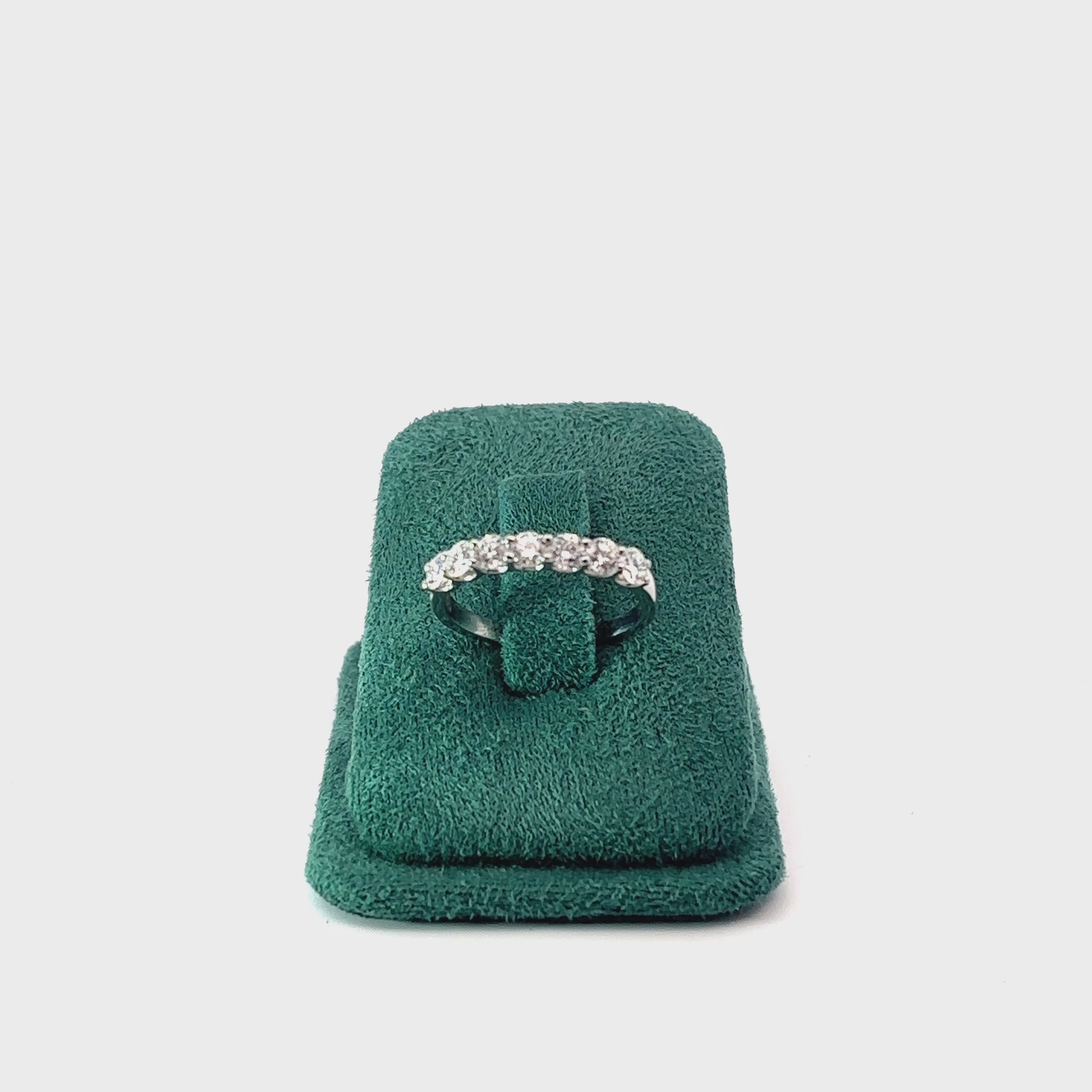 Anillo en platino con diamantes naturales